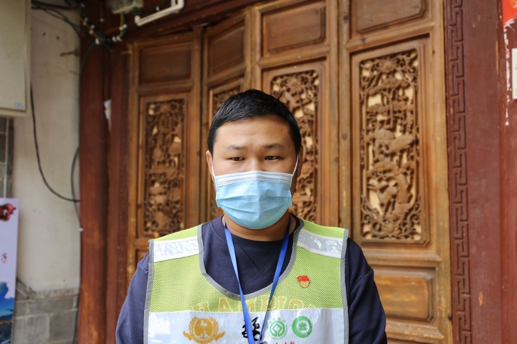 端午节丽江古城这些人默默守护，防疫不怠确保景区游览秩序井然 (7).jpg