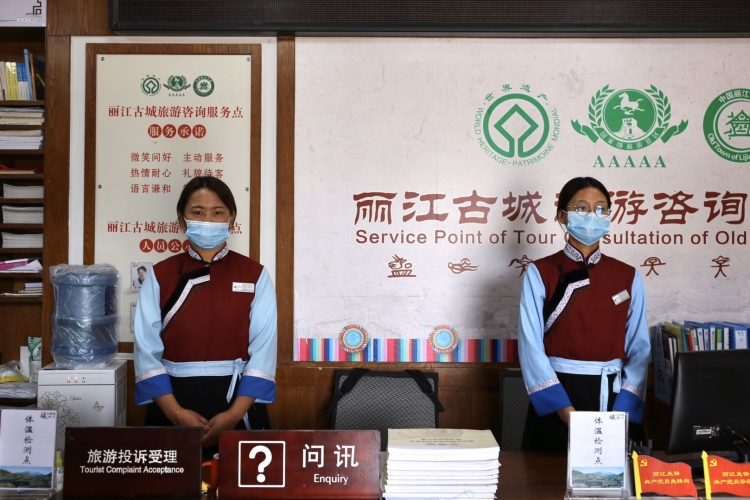 端午节丽江古城这些人默默守护，防疫不怠确保景区游览秩序井然 (14).jpg