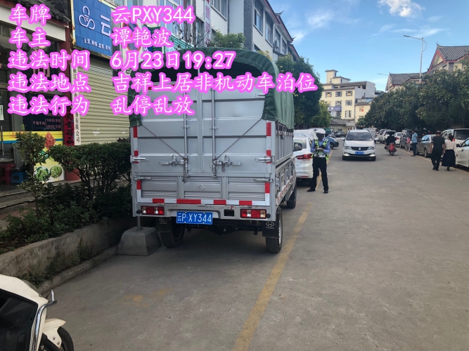 交通专项整治已持续一个月 乱停乱放现象仍然不能杜绝 (4).JPG