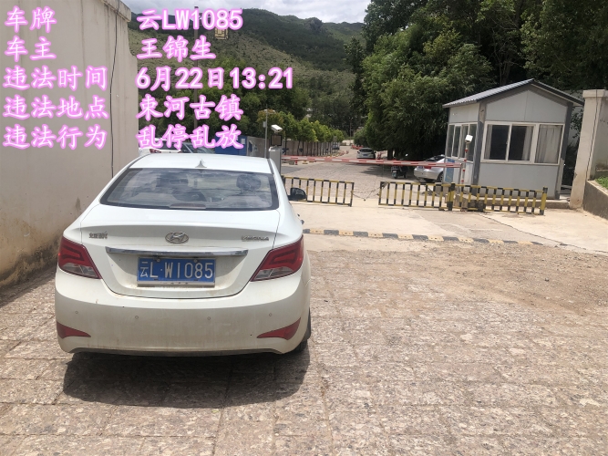 交通专项整治已持续一个月 乱停乱放现象仍然不能杜绝 (3).jpg
