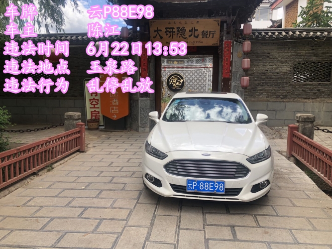 交通专项整治已持续一个月 乱停乱放现象仍然不能杜绝 (5).jpg