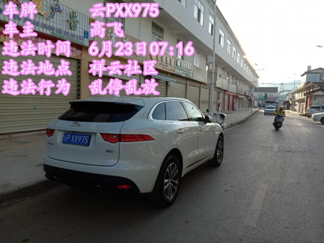 交通专项整治已持续一个月 乱停乱放现象仍然不能杜绝 (11).jpg