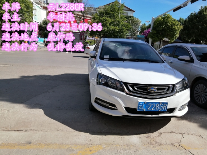 交通专项整治已持续一个月 乱停乱放现象仍然不能杜绝 (16).jpg