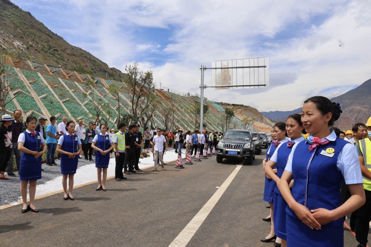 逢山开路 遇水架桥 大永高速公路（丽江段）正式通车 安全 舒适 致富之路开启 (8).jpg