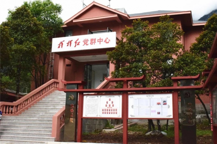 献礼中国共产党建党99周年  玉龙雪山景区建立样样红党群中心 (2).jpg