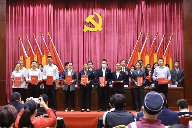 丽江市卫生健康党工委召开庆祝建党99周年表彰大会  120多位工作人员受表彰 (4).jpg