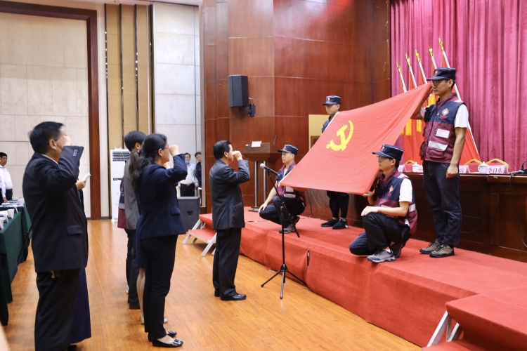 丽江市卫生健康党工委召开庆祝建党99周年表彰大会  120多位工作人员受表彰 (7).jpg