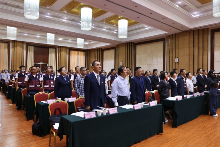 丽江市卫生健康党工委召开庆祝建党99周年表彰大会  120多位工作人员受表彰 (8).jpg