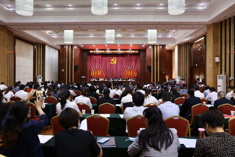 丽江市卫生健康党工委召开庆祝建党99周年表彰大会  120多位工作人员受表彰 (11).jpg