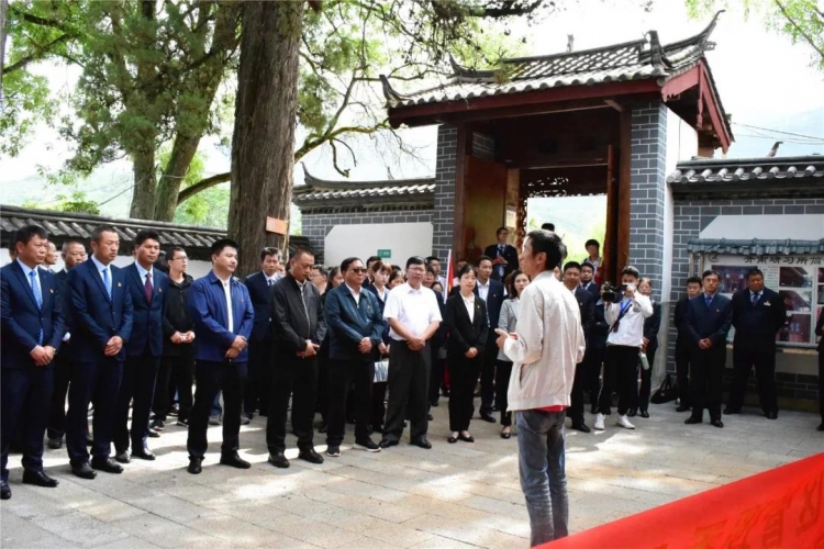 今天玉龙雪山80名党员走进开南研习所 重温入党誓词4.jpg