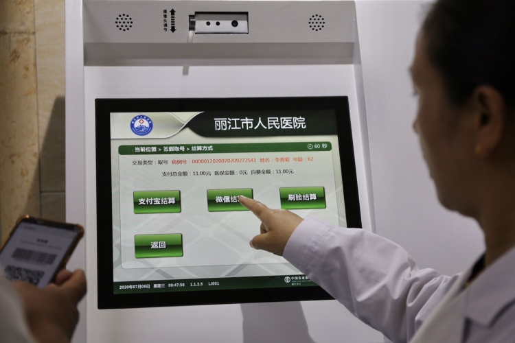 丽江市人民医院诊间支付系统开始试运行  从此不用再去排队交费啦 (6).jpg
