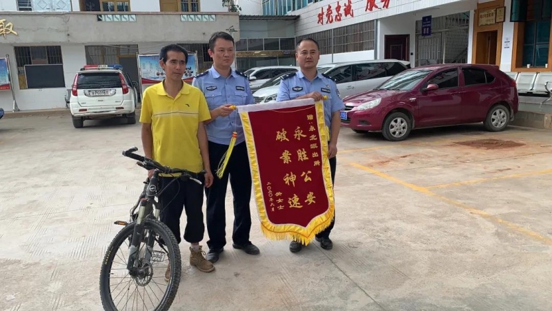 八千元的山地车超市门口被偷 永胜警方次日将盗贼抓获.jpg