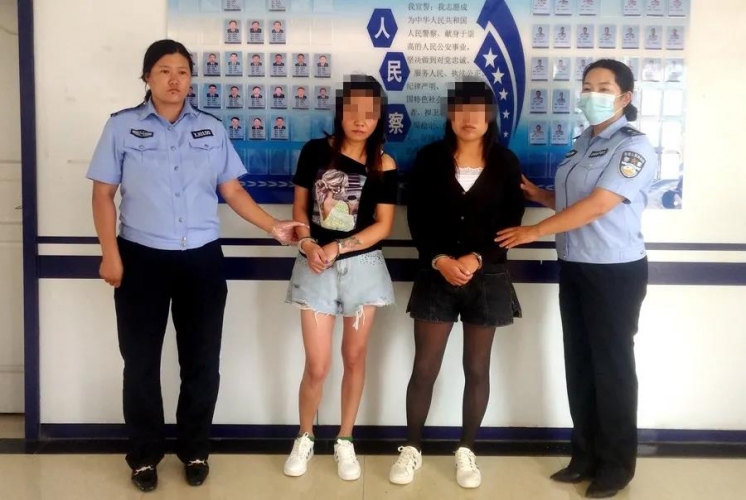 两女子老中医院附近招嫖 宁蒗民警将其抓获并拘留.jpg