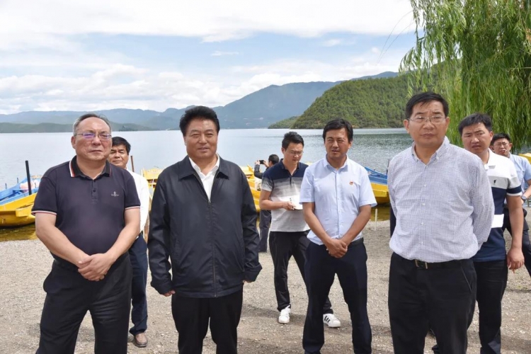 副省长和良辉到宁蒗调研 决不让一滴污水流入泸沽湖1.jpg