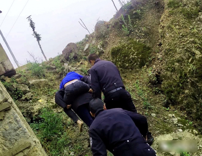 轿车“四脚朝天”躺在沙力观景台路边涵洞 3人伤势较重3.jpg