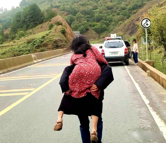 轿车“四脚朝天”躺在沙力观景台路边涵洞 3人伤势较重1.jpg