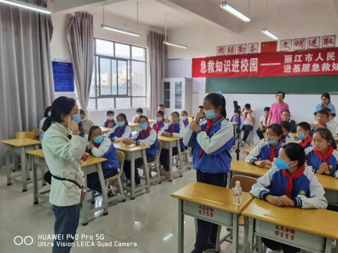 关爱师生健康 市人民医院把急救知识“送”进校园  (2).jpg