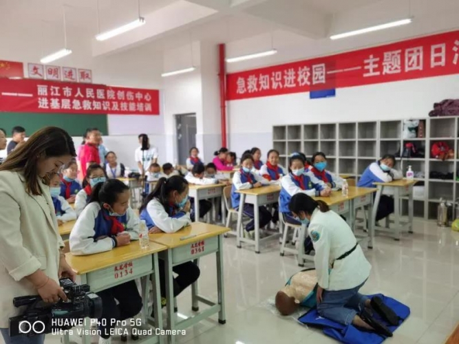 关爱师生健康 市人民医院把急救知识“送”进校园  (1).jpg