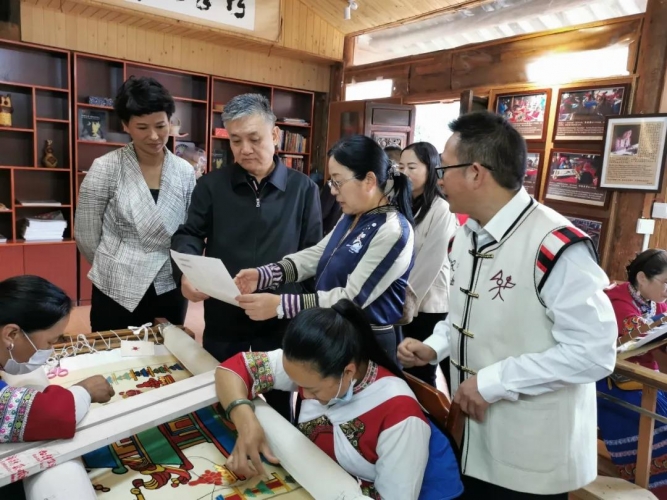 全国政协常委、民建中央专职副主席吴晓青一行到丽江调研 (2).jpg
