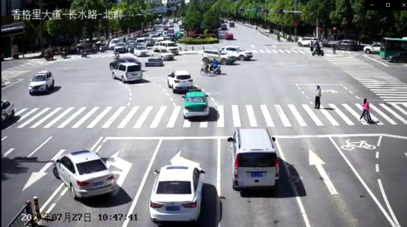 暖心！孕妇路上突然临产 丽江交警警车开道紧急护送.png