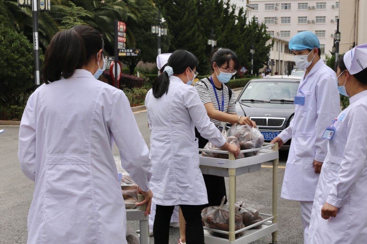 市医院购进一万两千多斤洋芋 为宁蒗战河滞销洋芋打call (2).jpg
