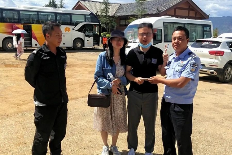 手机失而复得！游客向宁蒗泸沽湖派出所民警竖起大拇指.jpg