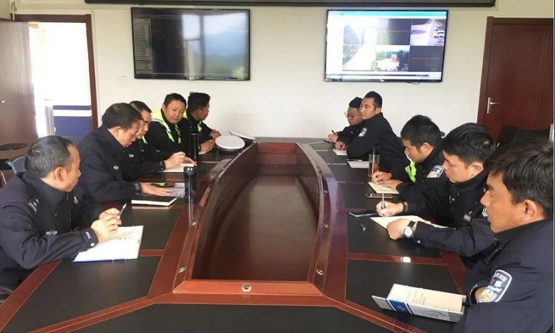 暑期旅游旺季雪山交警如何做？ (3).jpg