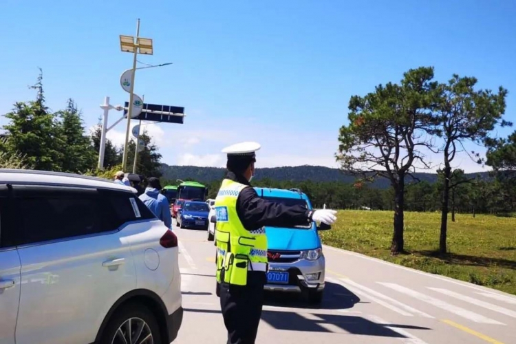 暑期旅游旺季雪山交警如何做？ (1).jpg