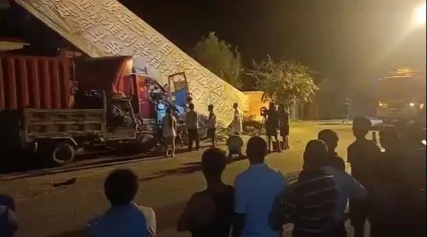 广告立柱倒塌压住货车 司机被困，消防、警民合力救出 (1).jpg