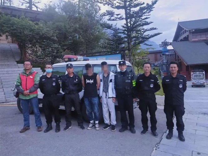 如此逃票，90后小伙欲私自攀爬上雪山，被困海拔4000米峭壁处 (1).jpg