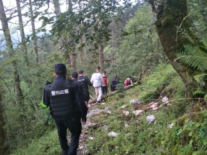 如此逃票，90后小伙欲私自攀爬上雪山，被困海拔4000米峭壁处 (2).jpg
