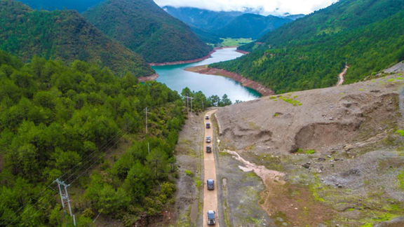 丽江泸沽湖旅游开发有限公司携手路虎联盟卫士俱乐部泸沽湖木底箐公益之行 (1).png