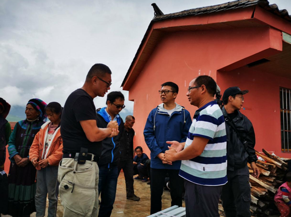 丽江泸沽湖旅游开发有限公司携手路虎联盟卫士俱乐部泸沽湖木底箐公益之行 (4).png
