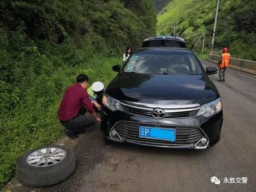 道路中断轿车爆胎，路遇救星 (1).jpg