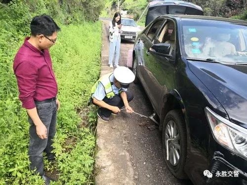 道路中断轿车爆胎，路遇救星 (2).jpg