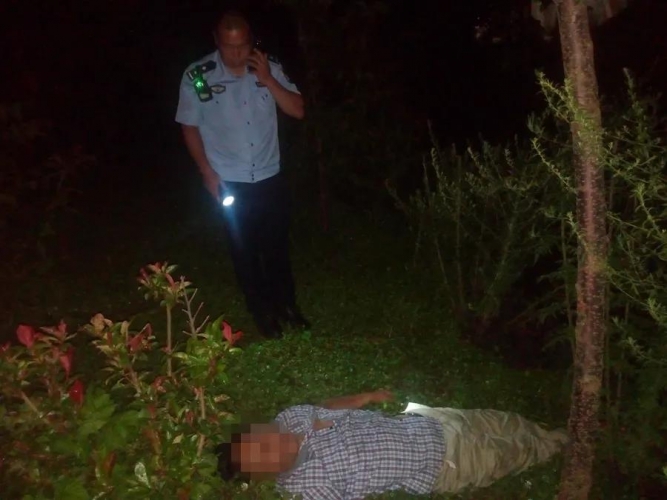 男子醉酒睡在河边 久叫不醒.jpg