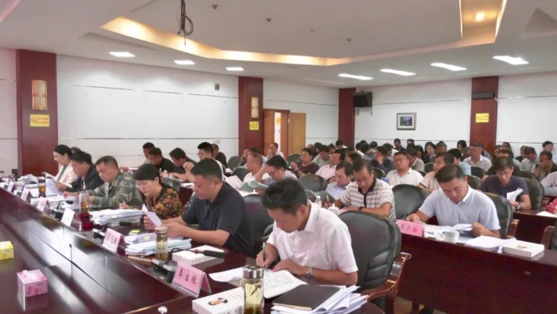 永胜十三届县委第105次常委（扩大）会议召开：提高群众获得幸福感 (4).jpg