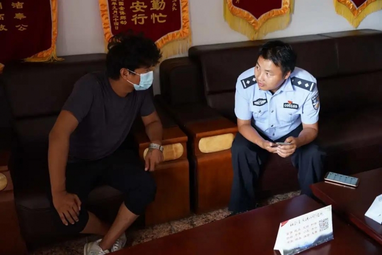 丽江现路怒人手持铁制器具，市民遭威胁 (2).jpg