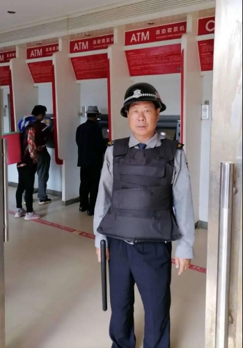 宁蒗彝族阿妈丢失现金，保安人员阻止“捡钱跑路”彰显社会正能量！.jpg