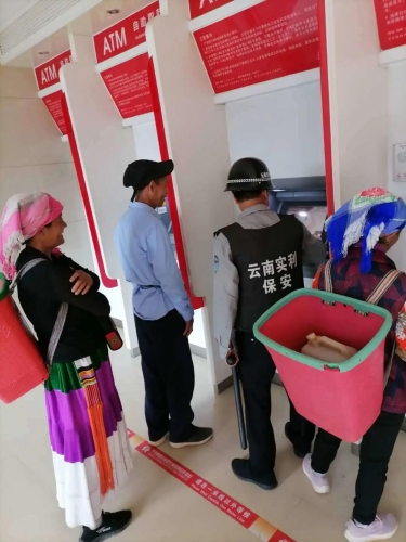 宁蒗彝族阿妈丢失现金，保安人员阻止“捡钱跑路”彰显社会正能量！2.jpg