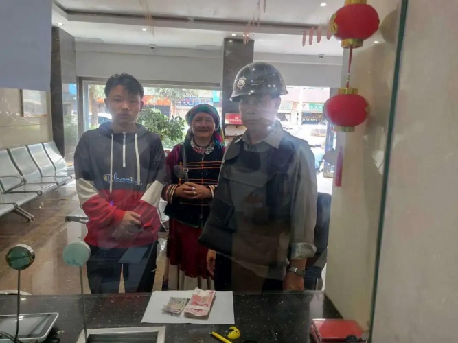 宁蒗彝族阿妈丢失现金，保安人员阻止“捡钱跑路”彰显社会正能量！3.jpg