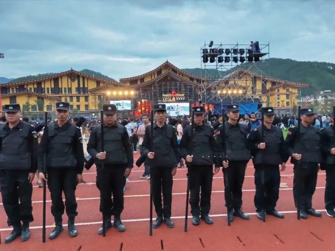 宁蒗彝族阿妈丢失现金，保安人员阻止“捡钱跑路”彰显社会正能量！4.jpg