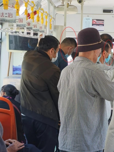 两名乘客不戴口罩乘公交还不让司机发车，耽误整车人20多分钟！什么情况？3.jpg