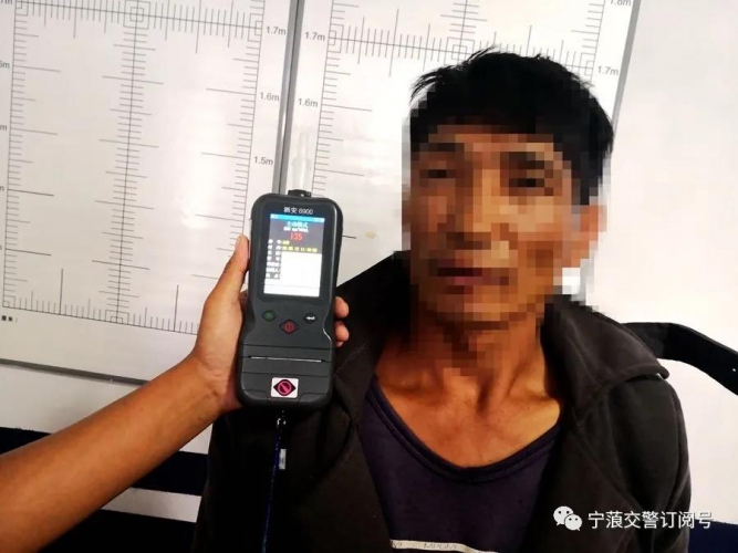 丽江一男子过火把节却被抓，是咋回事…… (1).jpg