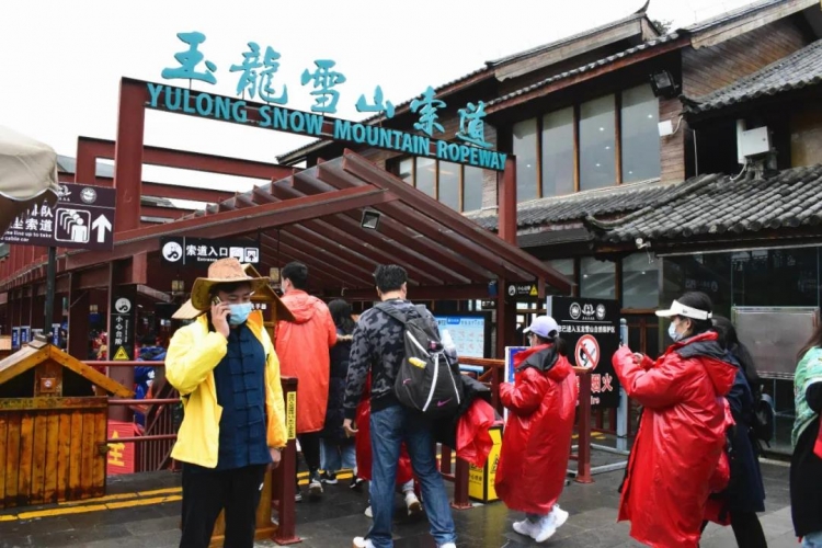 志愿服务与文明同在，玉龙雪山景区迎来暑期旅游高峰.jpg