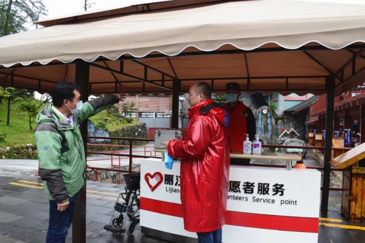 志愿服务与文明同在，玉龙雪山景区迎来暑期旅游高峰4.jpg