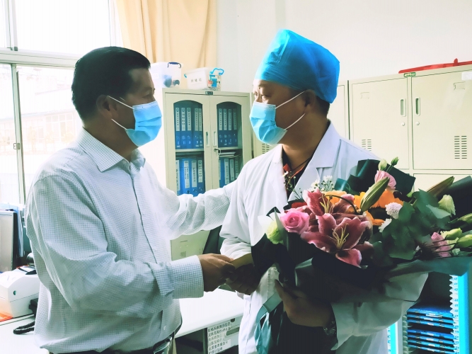 弘扬抗疫精神，市卫健委慰问抗疫一线医师代表 (11).jpg