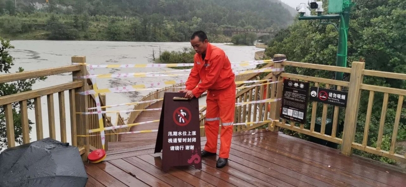 暴雨致玉龙雪山景区蓝月谷水位上涨  及时有效应对未造成旅游安全事故1.jpg