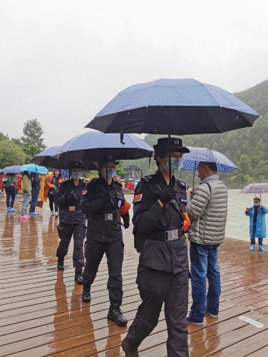 暴雨致玉龙雪山景区蓝月谷水位上涨  及时有效应对未造成旅游安全事故2.jpg