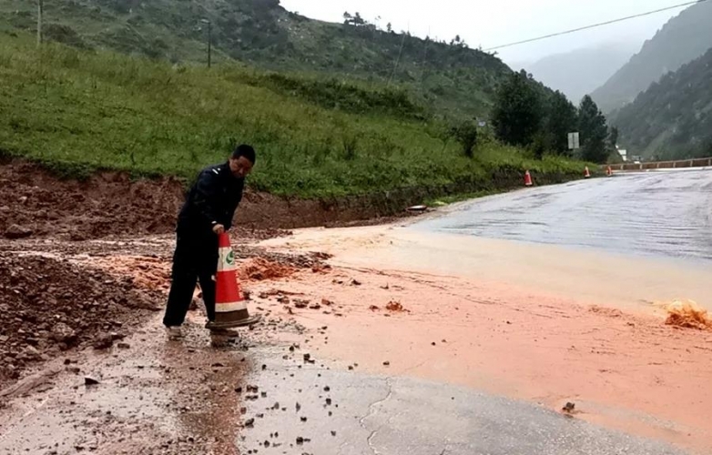 持续强降水，多地出现险情，宁蒗警方抢险救援进行时！ (3).jpg